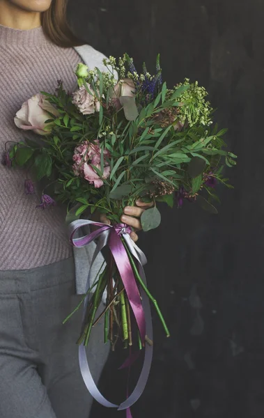 Красивый букет цветов в деревенском стиле в руках женщины — стоковое фото
