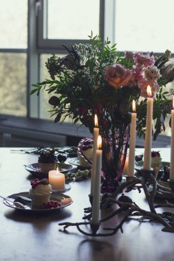 Rustik buket, tatlı ve mumlar ile güzel şenlikli tablo. Arka ışık