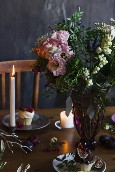 The beautiful rustic bouquet of flowers on festive table — Stock Photo, Image