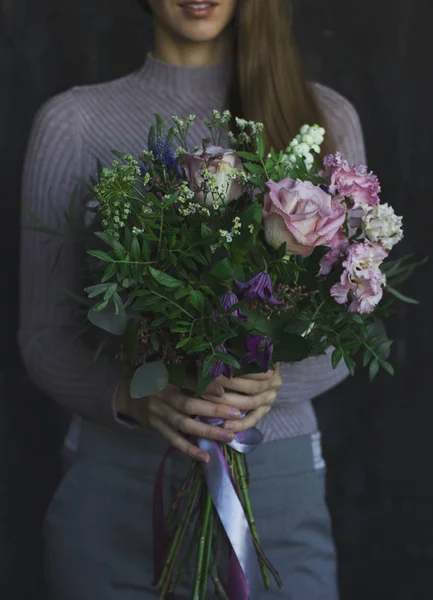 Kadın elinde güzel rustik buket — Stok fotoğraf