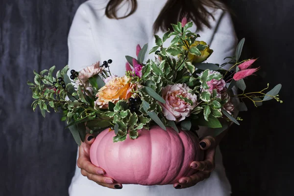 Kabak vazoda sonbahar çiçek buketi. Elinde çiçek dekorasyon