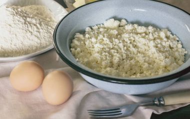 Yumurta, peynir ve yemek pişirmek için un 