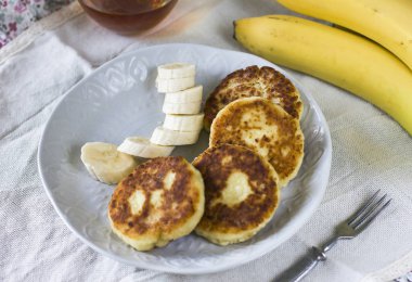 Süzme peynir muz dilimleri ile krep. Sağlıklı kahvaltı