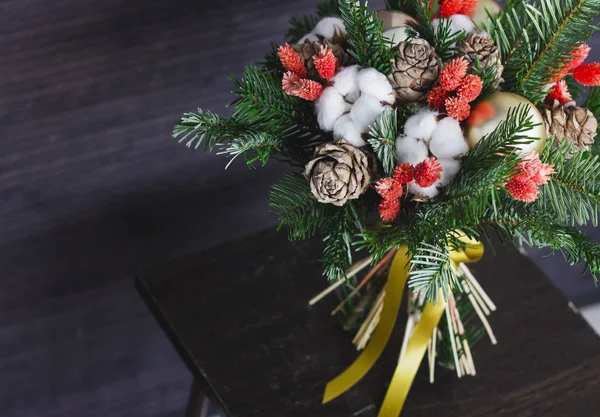 Der Winterstrauß aus Tannenzweigen, Weihnachtskugeln und getrockneten Blumen — Stockfoto