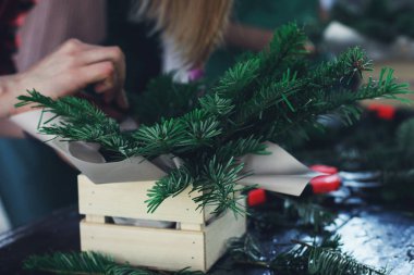 Köknar kompozisyon tahta kutuya yapma genç kadın çiçekçi