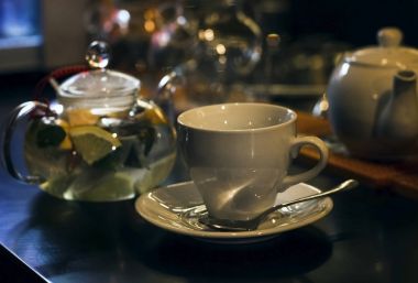 Bitkisel çay ve bir fincan Çubuğu'nda kafede karşı