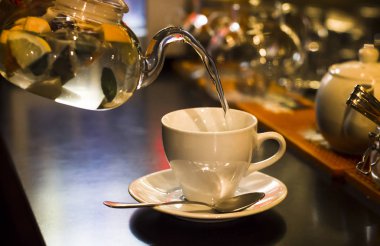 Bitkisel çay kafede çubuğunda fincan içine dökme