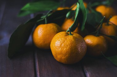Ahşap arka plan üzerinde taze mandalina. Yakın çekim