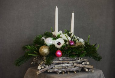 Köknar dalı Noel aranjman cam topları ve beyaz mum