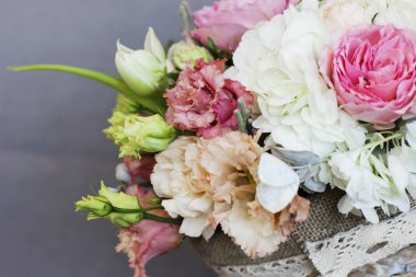 Güzel rustik buket çiçek hasır sepet içinde