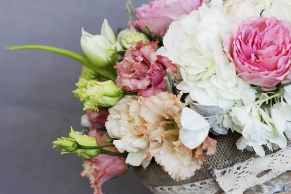 Güzel rustik buket çiçek hasır sepet içinde