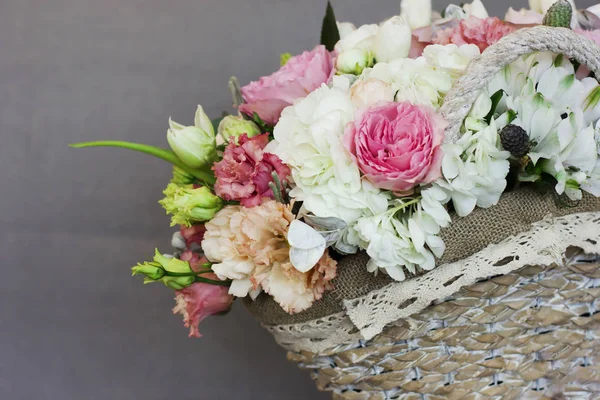 Güzel rustik buket çiçek hasır sepet içinde