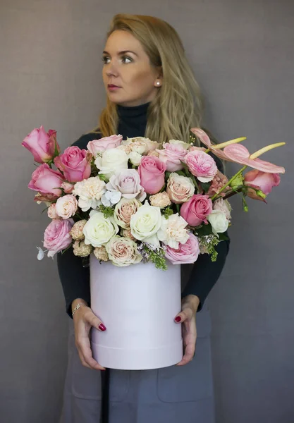 O belo buquê de rosas diferentes na caixa branca — Fotografia de Stock