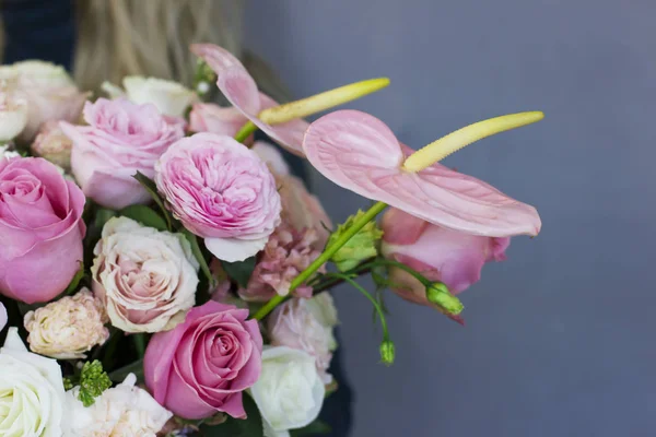 Güzel beyaz kutu içinde farklı gül buketi 