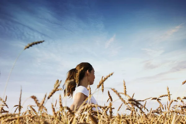 Mulher feliz no campo de trigo. O conceito de liberdade — Fotografia de Stock