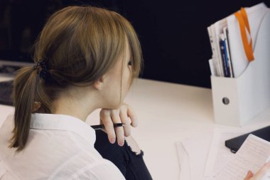 El yazılı not defteri olarak okuma kalem olan kadın