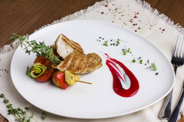 Bir şiş soslu ızgara Sebzeli tavuk fileto 