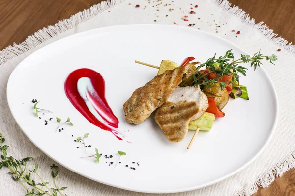 Chicken fillet with vegetables grilled on a skewer with sauce — Stock Photo, Image