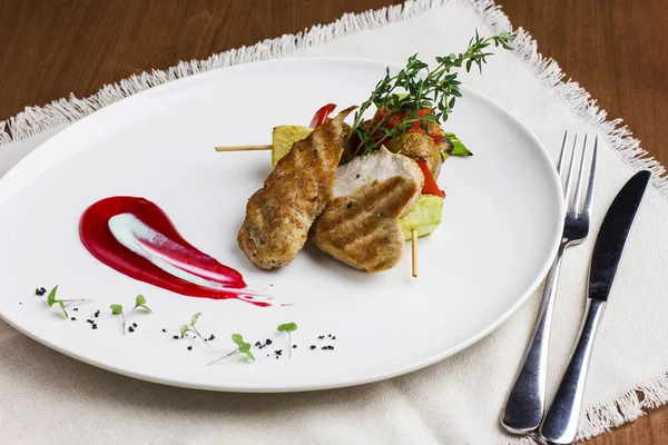 Chicken fillet with vegetables grilled on a skewer with sauce — Stock Photo, Image