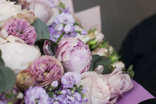 Jemné rustikální květinová kytice na šedém pozadí — Stock fotografie