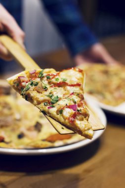 Sıcak pizza, closeup kaldırma dilim