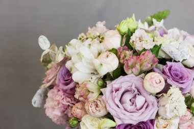 Gri arkaplanda zarif kır çiçekleri.