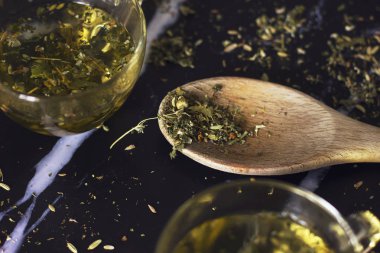 Siyah Mermer zemin bir tahta kaşık bitkisel çay