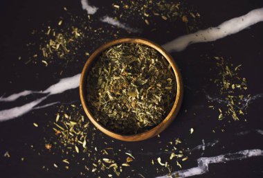 Siyah Mermer zemin ahşap bir kase bitkisel çay