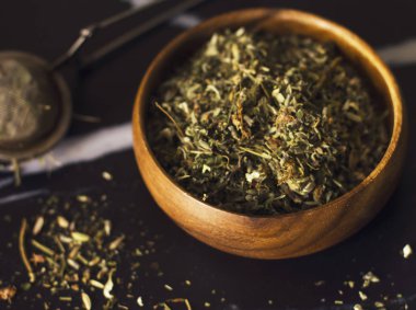 Siyah Mermer zemin ahşap bir kase bitkisel çay