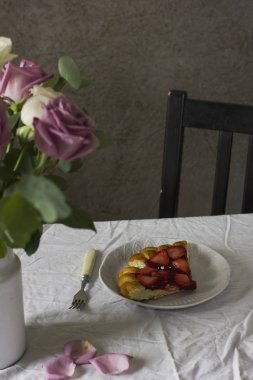 Çiçekler ve Çilekli pasta, rustik tarzı ile yemek masası