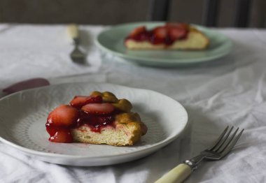Ev yapımı Çilekli pasta masada beyaz plaka