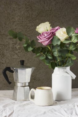 Çiçekler, kahve makinesi ve Kupası, rustik tarzı ile yemek masası