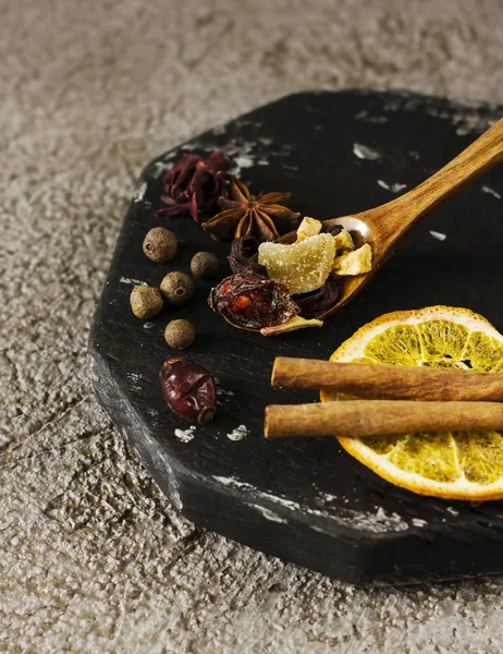 Ingredientes secos especias para vino caliente sobre tabla de madera —  Fotos de Stock