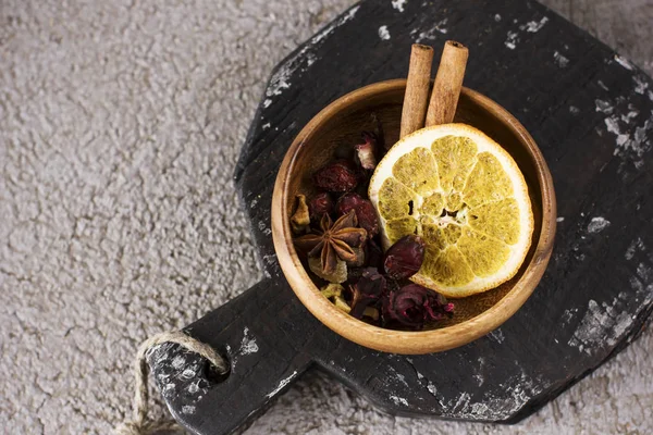 灰色の背景上椀でグリュー ワイン用乾燥食材スパイス — ストック写真