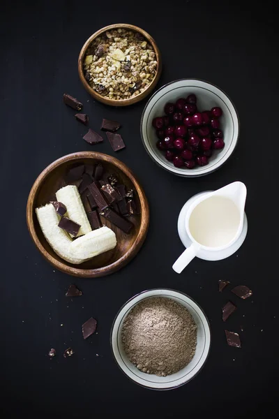 Ingredientes de muffins: leite, muesli, cereja congelada, farinha de linho, banana e chocolate — Fotografia de Stock