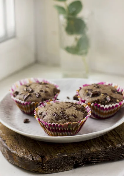 Hausgemachte Muffins mit Schokolade auf einem alten Holzbrett — Stockfoto