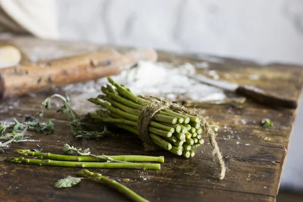 Bunch of asparagus on the kitchen table — Stock Photo, Image