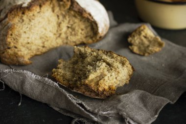 Ahşap masa, rustik tarzı üzerinde gri peçete üzerinde çavdar ekmek
