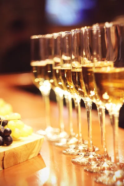 Kieliszki do wina musującego szampana stoją w rzędzie w barze, catering — Zdjęcie stockowe