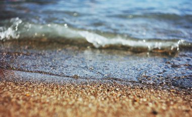 Dalga deniz ve ıslak kum. Yaz ve tatil kavramı 