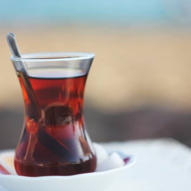 Siyah bitkisel çay sokak kafede geleneksel cam