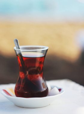 Siyah bitkisel çay sokak kafede geleneksel cam