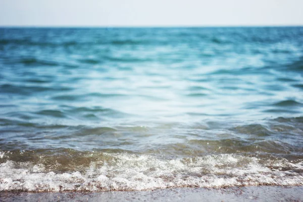 Dalga deniz ve ıslak kum. Yaz ve tatil kavramı — Stok fotoğraf