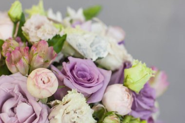 Hassas rustik çiçek buketi f gül leylak Şakayık gri arka plan üzerinde