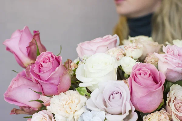 Gyönyörű szőke fiatal nő gazdaság nagy finom illatú virágok — Stock Fotó