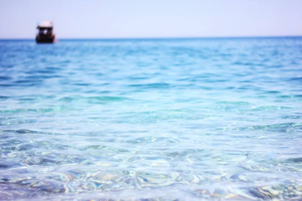 Boot blauw turkoois water zee oceaan achtergrond wazig — Stockfoto