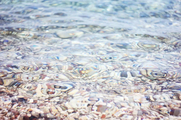 Botten av havet med klart vatten, pebble stenar bakgrund — Stockfoto
