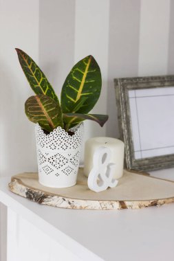 Evde çiçek beyaz pot, mum, çerçeve, İskandinav iç detaylar