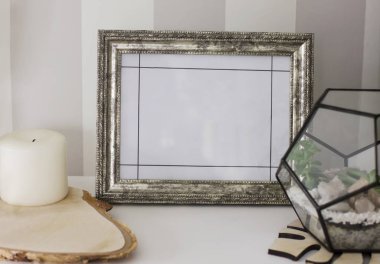 Çerçeve metnin modern iç odasında