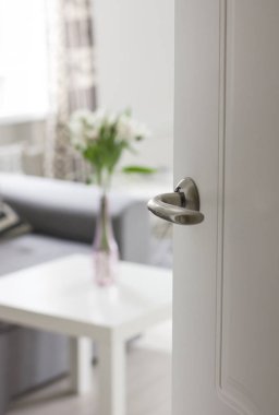 Buket çiçek masada, İskandinav iç oda için açık kapı